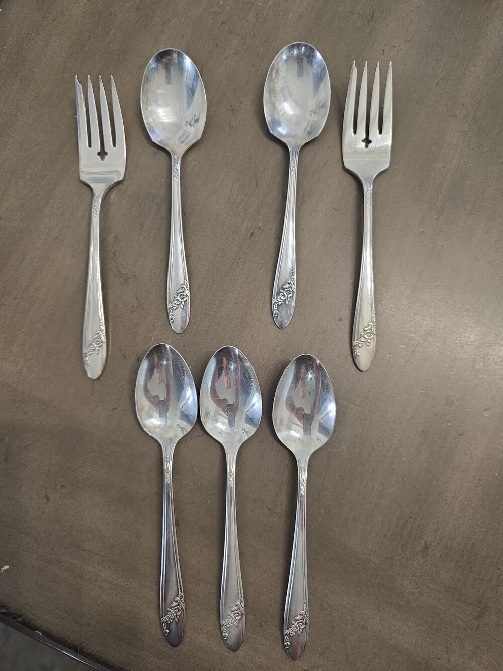 Oneida Tudor Plate Community Queen Bess 7pc. 3Tsp, 2Salad Fork, 2Soup Spoon